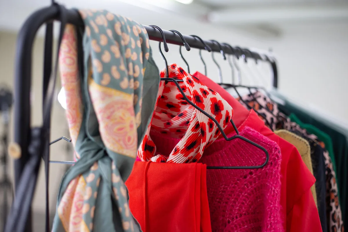 Neue Secondhand-Mode: Das gibt es ab Sommer im «Blickreich»., Der neue Laden des Werkheim Uster ersetzt den bisherigen Laden «Geschenkreich»., Der Laden führt auch Upcycling-Produkte und hochwertige Produkte von Schweizer Herstellerinnen und Herstellern.