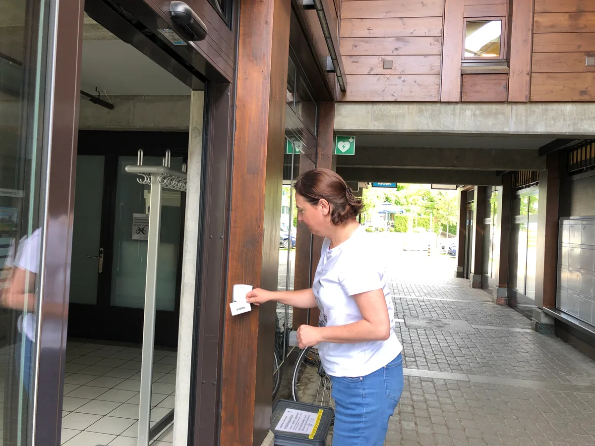 Mönchaltorfer Gemeinderätin Marlis Schlumpf betritt die Bibliothek.