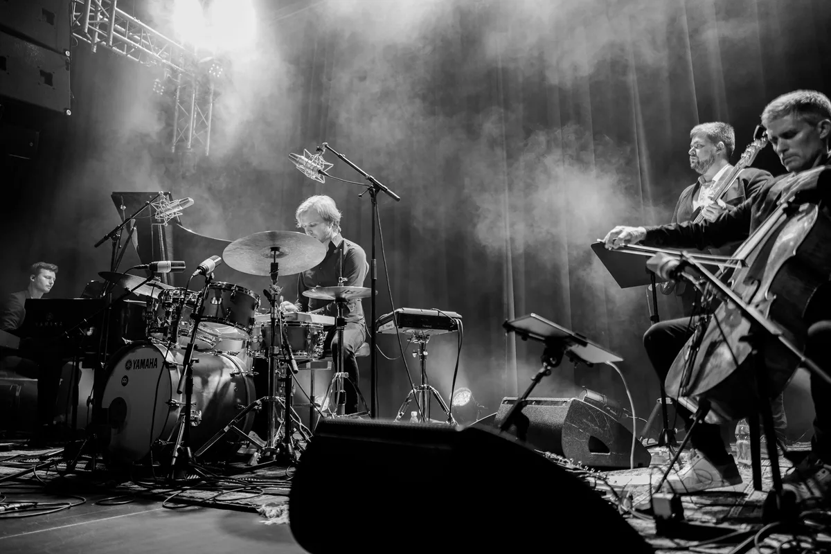 Dimitri Monstein (am Schlagzeug) gibt am Donnerstag, 19. Mai ein Konzert am Greifensee, Der in Maur geborene Schlagzeuger hat es zum Profi-Musiker gebracht.