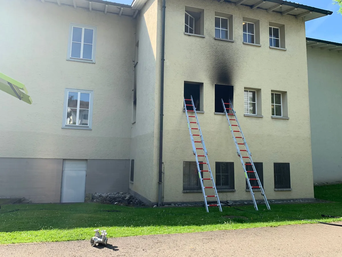 Der Brand war im ersten Stock des Schulgebäudes ausgebrochen., In Folge der Rauchentwicklung kam es zu starker Russbildung. Das Schulhaus wurde vorsorglich evakuiert., Die Feuerwehr Wetzikon-Seegräben war mit rund 20 Einsatzkräften vor Ort und konnte das Feuer rasch löschen., Die Brandursache ist nun Gegenstand weiterer Ermittlungen. Es gab keine Verletzten.