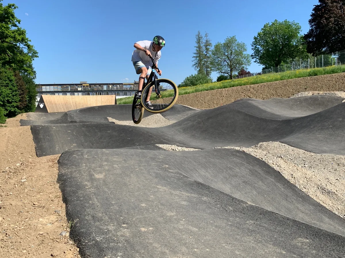 https-zueriost-ch-sites-default-files-media-2022-05-19-pumptrack-jpg Am Samstag findet in Rüti das Einweihungsfest für den neuen Pumptrack statt, der schon im Vorfeld rege genutzt wird., Das Programm umreisst diverse Reden, Showacts und Workshops.