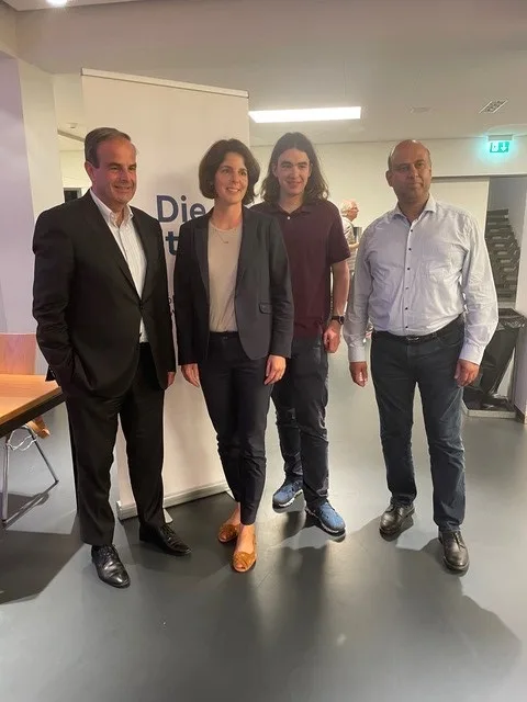 https-zueriost-ch-sites-default-files-media-2022-05-20-bdp-jpg Fusion von BDP und die Mitte: Gerhard Pfister, Claudia Bodmer, Mike Halbheer und Jean-Philippe Pinto (v.l) an der Versammlung.