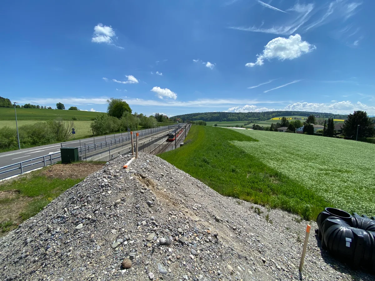 Südlich der Haltestelle Neue Forch wird der Installationsplatz für die Bauarbeiten eingerichtet.