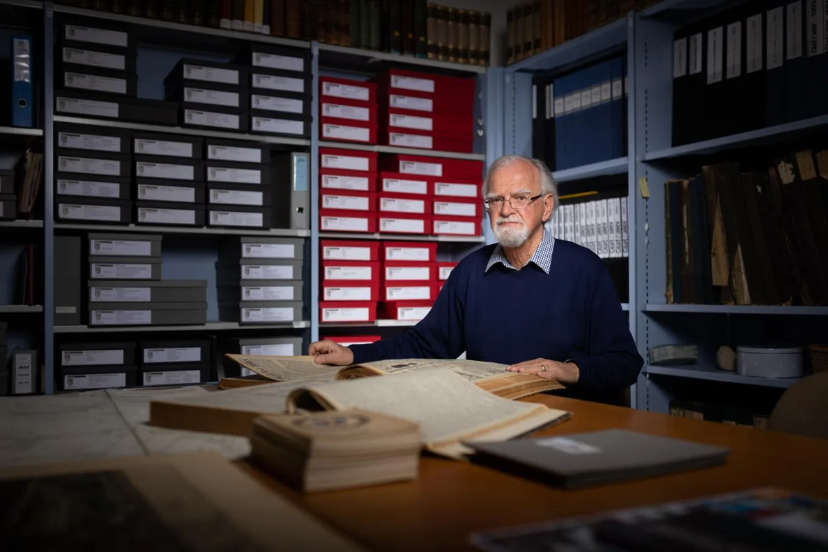 Achim Kuhnt ist seit dem Jahr 2000 Mitglied der Ortsgeschichtlichen Dokumentationsstelle Dübendorf. , Das Studium alter Zeitungen ist ein wichtiger Bestandteil seiner Arbeit., Eine Heimatbuch-Ausgabe aus dem Jahr 1948. Für die neueren Ausgaben hat Achim Kuhnt wiederholt Beiträge verfasst. , Kuhnt findet es wichtig, dass man sich an seinem Wohnort engagiert.