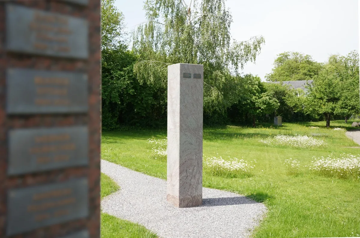 Auf den vier Seiten des Monoliths hat es Platz für rund 150 Namenstäfelchen., Das Vorhaben hat insgesamt 20'000 Franken gekostet.