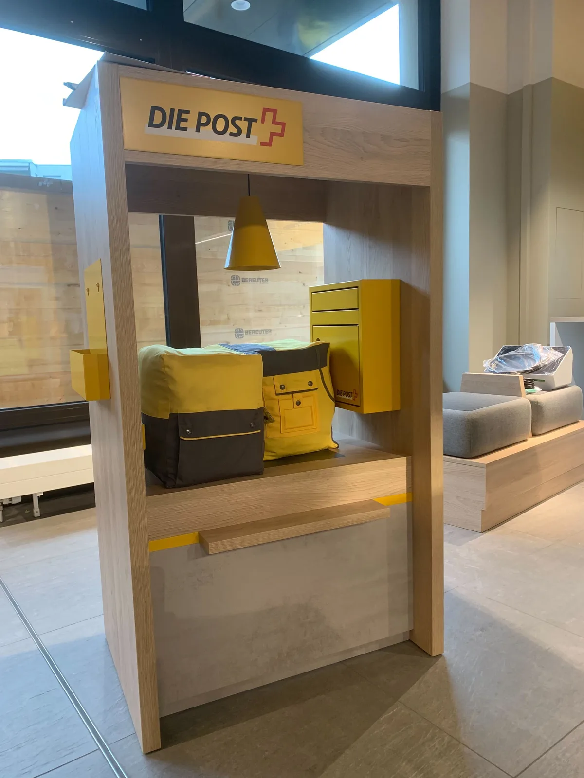 Ein Postschalter für Kinder zum Spielen gebaut.