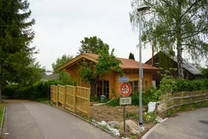 https-zueriost-ch-sites-default-files-media-2022-05-24-dsc01127-jpg In dem neuen Blockhaus an der Baumgartenstrasse ist eine Kita einquartiert., Die Gemeinde hat den Bau in dieser Form nicht gestattet und der Bauherrschaft Auflagen gemacht., Für den Bauleiter sind diese Auflagen nicht nachvollziehbar. Er geht gegen den Entscheid gerichtlich vor.