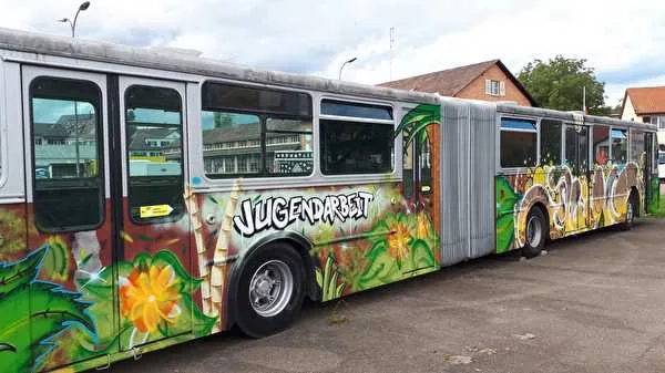 https-zueriost-ch-sites-default-files-media-2022-05-25-628cc6d5deb24-jpg Wird während fünf Tagen zum Werkobjekt: ein ehemaliger Luzerner Stadtbus.