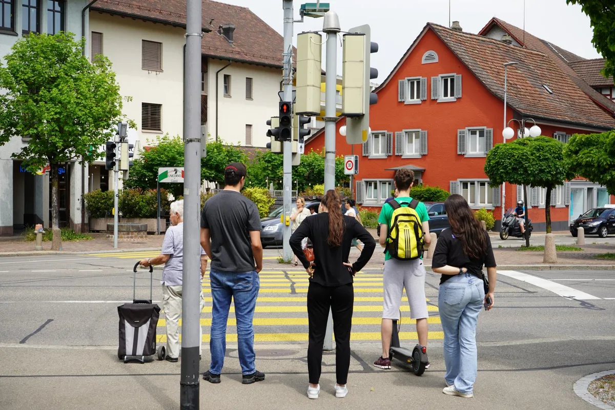 Im Dübendorfer Stadtzentrum müssen Fussgänger vor allem eines: warten., Die Stadt gibt sich selbstkritisch: Die Bedürfnisse der Fussgänger hätten in der Vergangenheit keine Priorität gehabt.