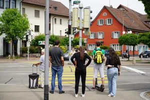 https-zueriost-ch-sites-default-files-media-2022-05-25-situation_fussgaenger_stadtzentrum_duebendorf_1_preview-jpg Im Dübendorfer Stadtzentrum müssen Fussgänger vor allem eines: warten., Die Stadt gibt sich selbstkritisch: Die Bedürfnisse der Fussgänger hätten in der Vergangenheit keine Priorität gehabt.
