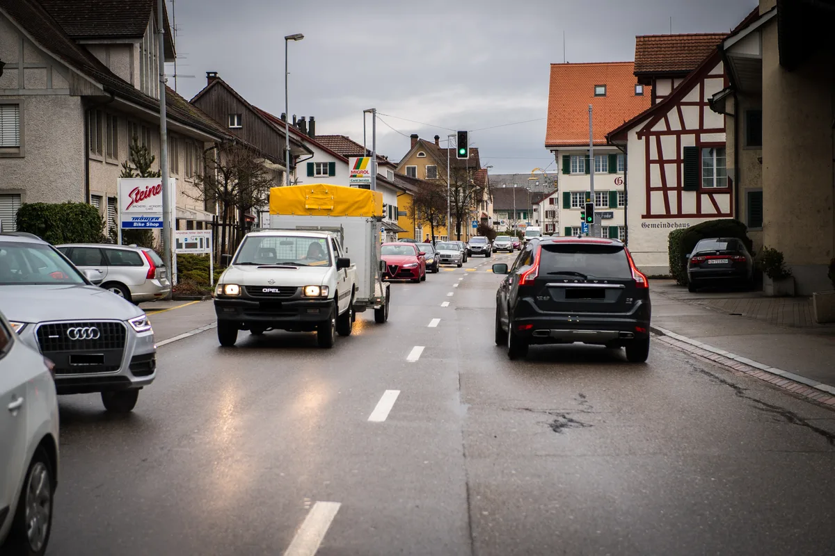 https-zueriost-ch-sites-default-files-media-2022-05-30-fehraltorf_17022017_kemptthalstrasse_sbo_9-jpg Die Kempttalstrasse in Fehraltorf ist stark sanierungsbedürftig. Die Arbeiten führen zu Verkehrseinschränkungen.
