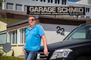 https-zueriost-ch-sites-default-files-media-2022-05-30-garage-schmid-garageschmid-schafe-ziegen-godischmid-schwerzenbach-sbo_15_preview_0-jpg Godi Schmid hat auch immer ein paar Occasionen auf dem Platz, die er verkauft., Wenn Schmids Frau Jeanne Streicheleinheiten verteilt, lässt sich auch Geissbock Peter (links) nicht zweimal bitten. , Die Suche nach einem Gnadenhof für die Tiere gestaltet sich schwierig.