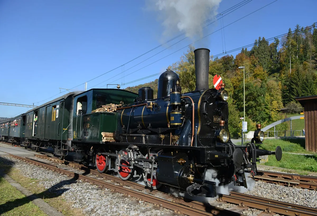 r3bp_dvzo-treff_bauma13102018_jam25_preview , Nicht jede Kohle-Art ist geeignet für die Dampflokomotive. Der DVZO teste derzeit verschiedene Produkte., Er probierte unter anderem Bio-Kohle, die teils aus Olivensteinen hergestellt wird. Leider ist sie nicht passend., Mit reinen Anthrazit-Briketts hatte der Verein ebenfalls kein Glück., Trotzdem ist Vorstandsmitglied Christian Schlatter überzeugt, dass der DVZO bald fündig wird.