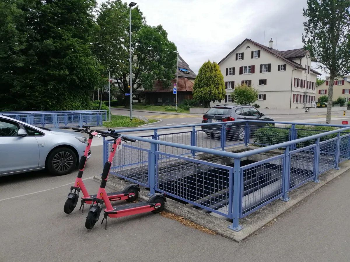 whatsapp_image_2022-06-01_at_11-58-39 Alternativ zum Auto kann man jetzt auch mit E-Scootern durch Wetzikon fahren.
