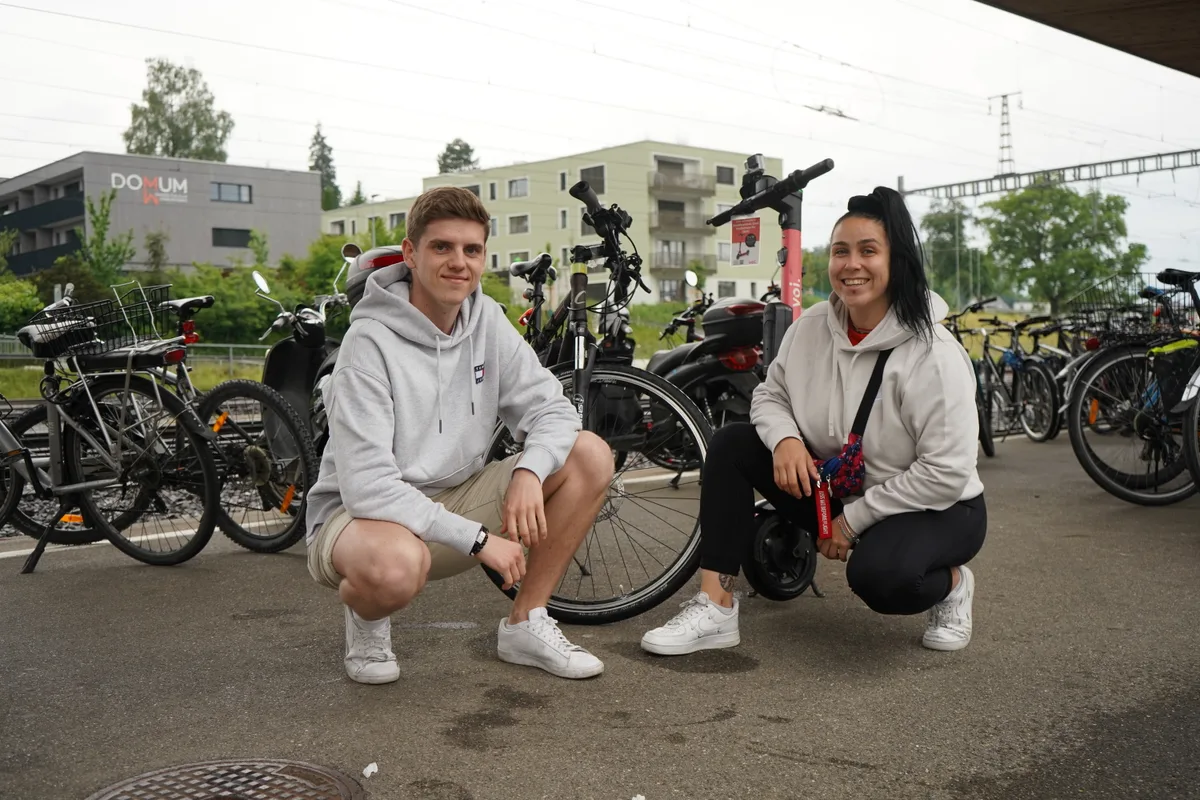 Vor dem Rennen waren sie noch Freunde: Nino Vinzens vor seinem Fahrrad und Talina Steinmetz mit ihrem E-Scooter.