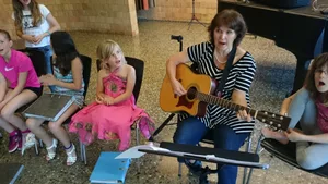 01_2017_angelika_pluess_in_aktion Nach 25 Jahren beendet Angelika Plüss ihr Engagement für den Kinder- und Jugendchor Bauma., Sie kann auf unzählige Konzerte zurückblicken., Konzerte für die Baumer Kinder zum Schulanfang …, … oder für hohe Gäste wie etwa den damaligen Bundesrat Johann Schneider-Ammann.