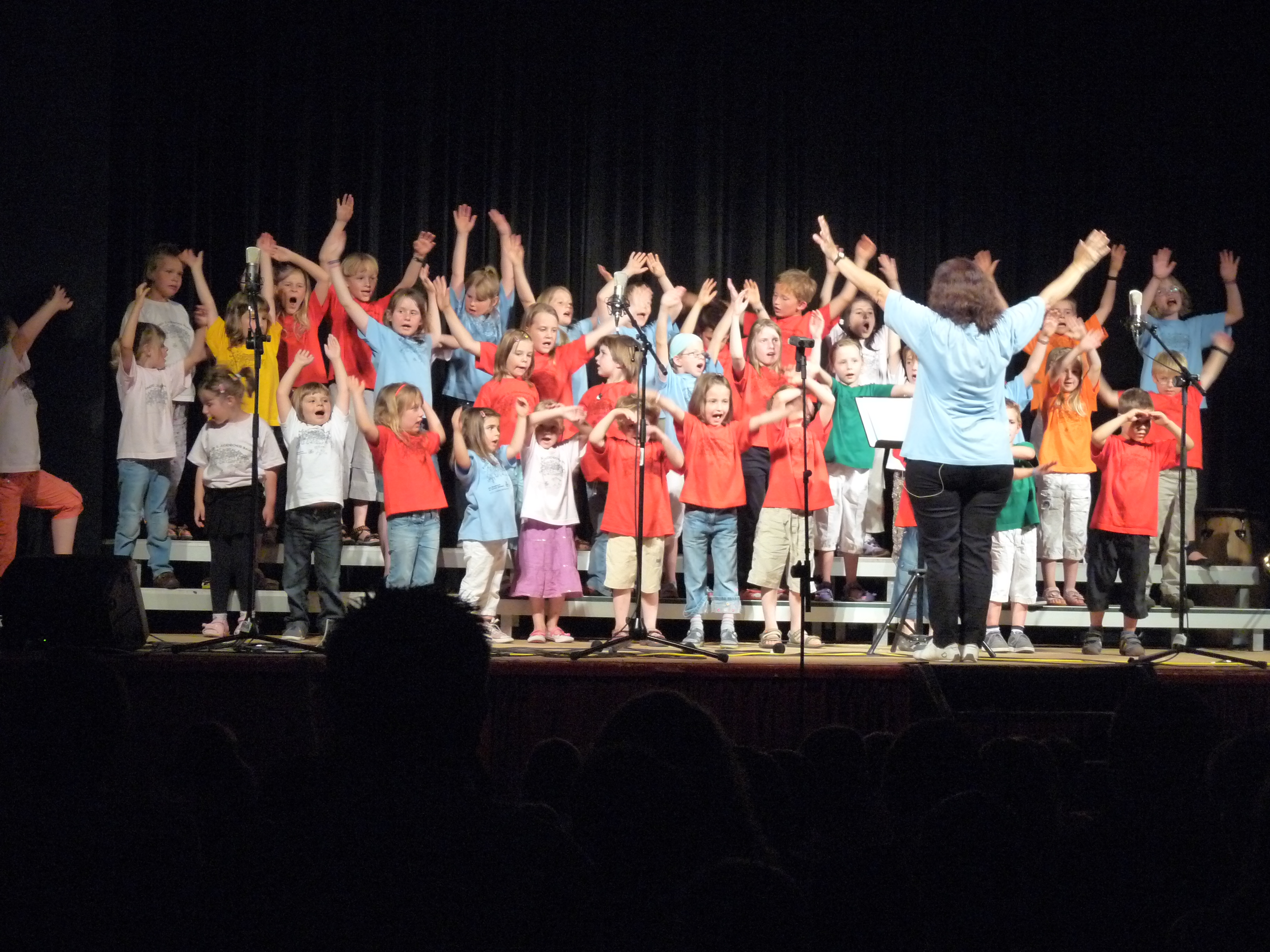 Mit vollem Körpereinsatz dabei - der Kinderchor Bauma. (Foto: PD)