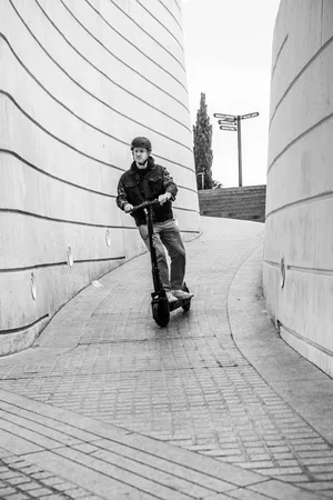 e_trottinett_unsplash_kakuch8hfv0 Es sieht zwar aus wie ein Kinderspielzeug, doch auch für das Verkehrsmittel E-Trottinett gelten gesetzliche Vorschriften.