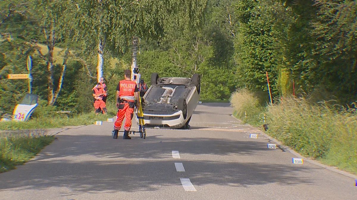 Während der Unfallaufnahme musste die Bachtelstrasse voll gesperrt werden., Die Bergung des Fahrzeugs war unproblematisch – nahm allerdings einige Zeit in Anspruch.