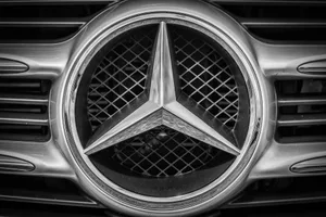 mercedes Freuen sich über das neue Einsatzfahrzeug (von links): Dienstchef Oliver Zimmermann, Stellvertreter Matthias Rüegg und Gemeindepolizist Christian Wolf. (Bild: zvg)