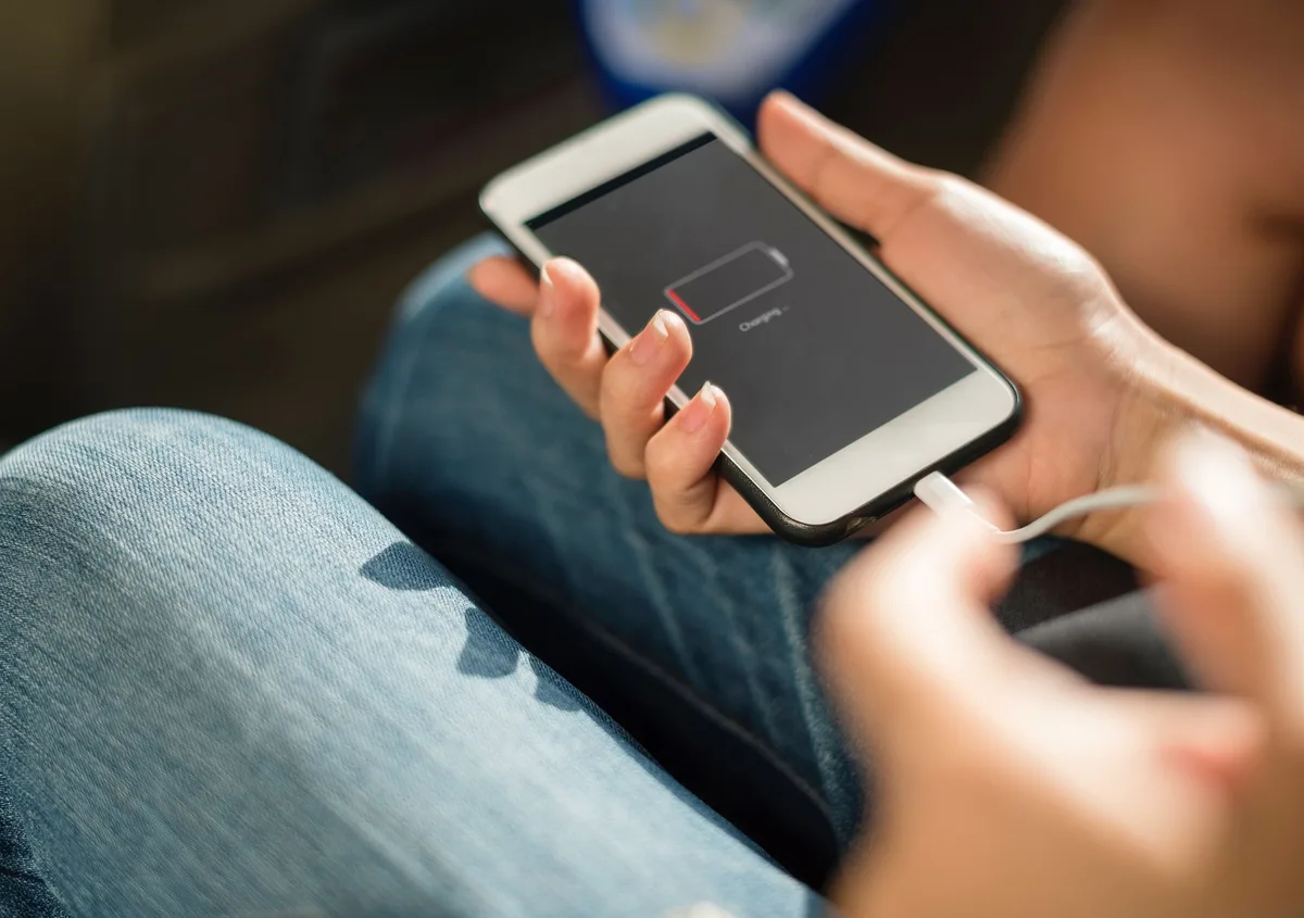 smartphone-2568602_1920 Schon länger wird um gesetzliche Vorgaben für Ladekabel gerungen. Nun kommt die EU mit einer neuen Regelung.