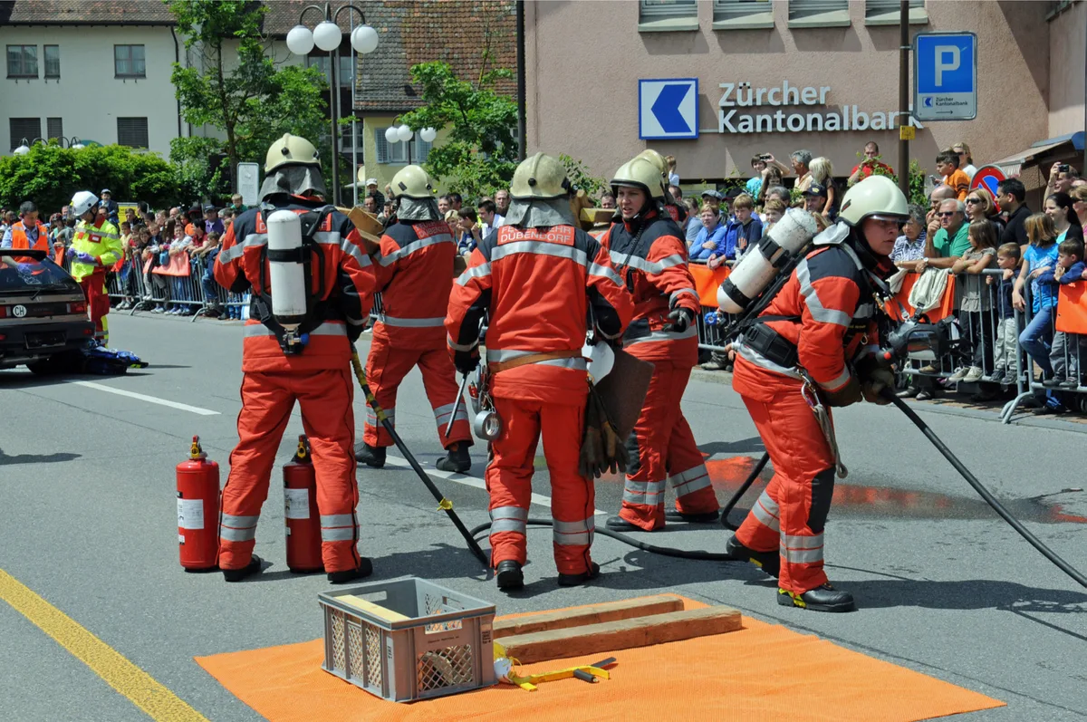 uster09062012_sicherheitstagduebendorf_mav24_preview Die Feuerwehr im Einsatz am Sicherheitstag 2012. , Höhepunkte des Sicherheitstags sind jeweils die Shows in der Arena auf der Usterstrasse. , Einblick in ein Sanitätsfahrzeug am Sicherheitstag 2017.