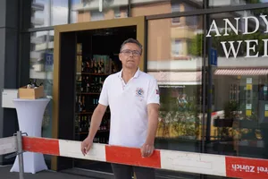 andy_hess_duebendorf_vinothek_bauarbeiten_3 «Wäre ich rechtzeitig vorgewarnt worden, hätte ich meine Kunden informieren können»: Andy Hess kritisiert die Stadt.