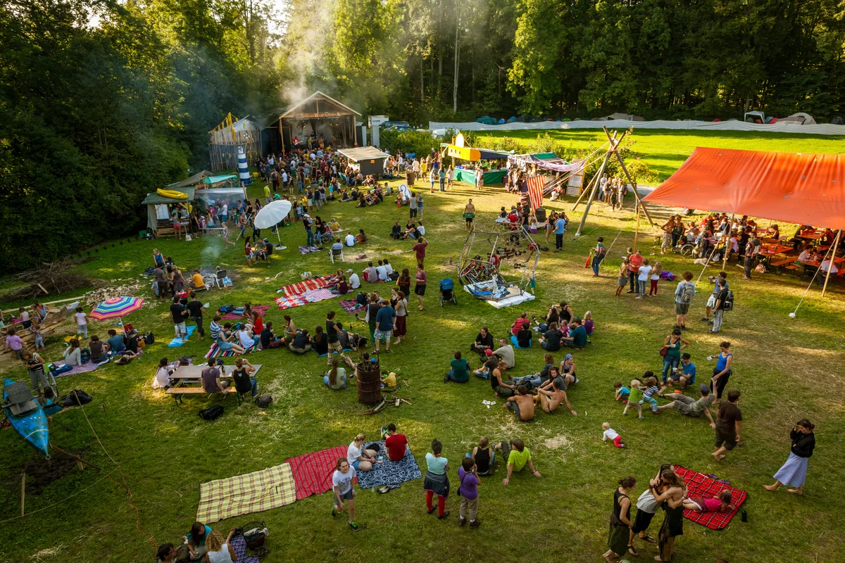 Wiese und Wald wie hier 2014 ist nicht mehr: Dieses Jahr findet das Schlauer Bauer Openair in der Kulturfabrik Wetzikon statt., Am 12. und 13. August wird das ehemalige Fabrikareal das Openair beheimaten.