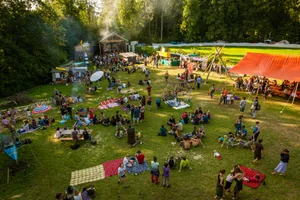 hinwil_090814_schlauerbauer_sip_13 Wiese und Wald wie hier 2014 ist nicht mehr: Dieses Jahr findet das Schlauer Bauer Openair in der Kulturfabrik Wetzikon statt., Am 12. und 13. August wird das ehemalige Fabrikareal das Openair beheimaten.
