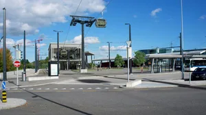 zooseilbahn So soll die Zooseilbahn einst daherkommen., Stefan Racheter führt durch das Sagentobel, das zum Kantonalen Inventar der Landschaftsschutzobjekte gehört., Eine breiter Waldweg zeigt, dass im Gebiet nicht nur unberührte Natur vorzufinden ist., Dennoch gibt es im schützenswerte Tobel, wo die Zooseilbahn durchführen soll, viele unberührte Ecken. , Der Sagentobelbach ist das ökologische Herz dieser Landschaft., Bei der Überquerung der Brücke passiert man auch die Gemeindegrenze zur Stadt Zürich.