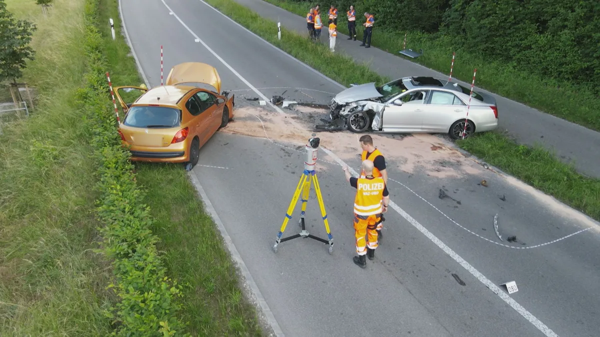 Ein 46-jähriger Autofahrer (goldener Peugeot) geriet auf die Gegenfahrbahn und prallt frontal in ein anderes Auto.