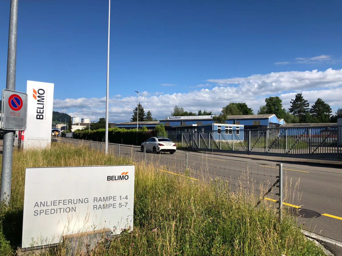 15062022_spannstahl_belimo_hinwil_ausbau_jm_4 Vis-à-vis dem bestehenden Areal hat Belimo ein Grundstück erworben., Dort, wo bis 2019 die Spann-Stahl AG domiziliert war, soll ein Neubau entstehen., Noch befinden sich alte Hallen wie diese..., ... oder diese auf dem Grundstück. Sie werden abgerissen., Der Kapazitätsausbau in Hinwil ist Teil der Wachstumsstrategie von Belimo.
