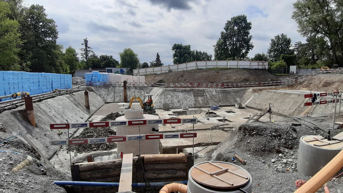 Links zu sehen sind die drei Pumpen, die für eine trockene Baustelle sorgen.