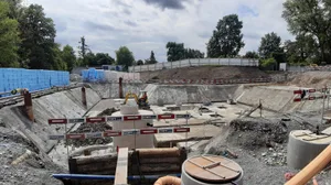 baustelle_mehrzweckgebaeude_speicher_in_duebendorf_3 Links zu sehen sind die drei Pumpen, die für eine trockene Baustelle sorgen.