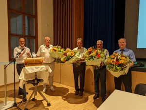 pxl_20220615_184904189-mp_ Blumensträusse zum Abschied: Die vier abtretenden Gemeinderäte, darunter Gemeindepräsident Germano Tezzele (r.) werden geehrt.