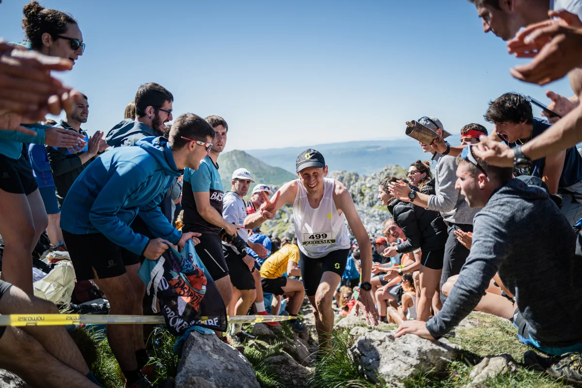 zegama_race_mai22_c_philipp_reiter-149 Durch die Menschenmenge nach oben: Stephan Wenk beim Rennen Zegama–Aizkorri im Baskenland., Wie bei einem Wimmelbild: Der spätere Sieger Kilian Jornet ist in den Zuschauern kaum zu entdecken., Rund 30000 Zuschauer feuerten im Baskenland die Läuferinnen und Läufer an.