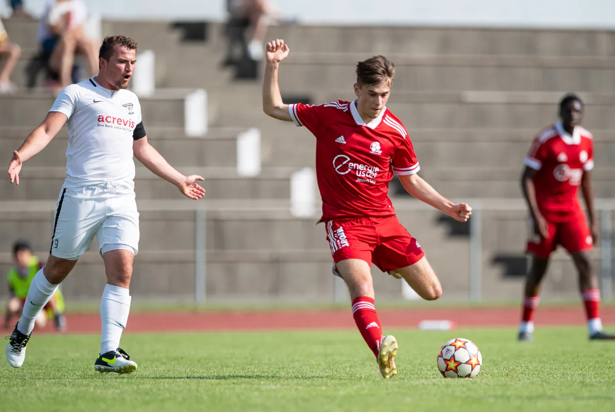 sport_21052022_fussball_uster-wiesendangen_pif-10 Der FC Uster (rechts Niko Civelli) kann den Aufstieg in die Interregio am Sonntag aus eigener Kraft schaffen.