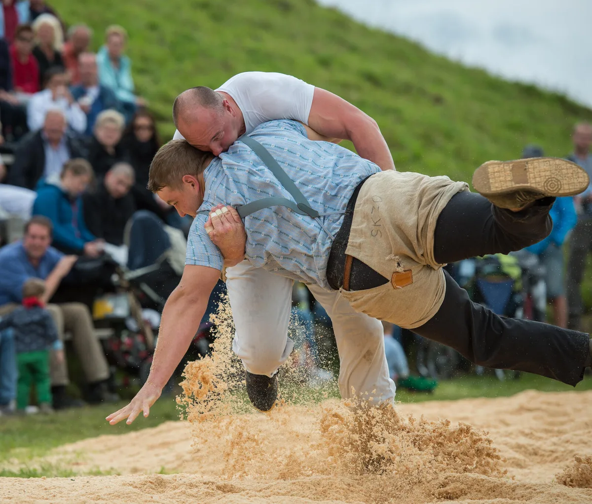 sport_23082014_schwingen_pif-13 Dieses Duell könnte es erneut geben: Stefan Burkhalter (oben) und der Hinwiler Remo Ackermann am Bachtelschwinget 2014.