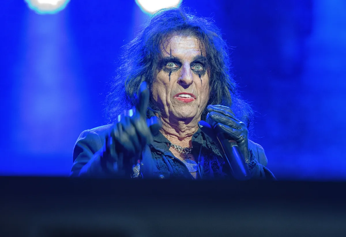rock-the-ring-2022-samstag-alicecooper-gloria-bressan_23 Der Godfather of Shockrock höchstpersönlich., Alice Cooper brachte den Betzholzkreisel zur Eskalation., Er inszenierte sogar live seine eigene Hinrichtung!, Hinwil im Rock-Fieber: Die Meute feierte und sang bei Songs wie «Poison» oder «Feed my Frankenstein» lautstark mit., Alice Cooper, bist es du? Ah, nein... Es sind Trix und Martin aus Wetzikon., Die Schweizer Band Storage mit Frontmann Marc Storage war die einzige Schweizer Band am Samstagabend., Wir haben ein Auge auf die Frauenquote dieses Jahr! Auch Storace brachte eine Frau auf die Bühne., «Gnueg Bier suufe, ganz wichtig.» Naja, ob dieser Tipp wirklich gegen einen Hitzeschlag hilft, sei dahingestellt., 15 Minuten zu früh auf der Bühne ..., ... und mit Schottenrock: Black Label Society. Im Bild: Frontmann Zakk Wylde., Auch die Show der Jungs war ziemlich «Wylde»., Christoph und Daniel sind aus dem Toggenburg angereist. Wasser trinken sie nur unter der Woche., Accept performte «Für Elise» von Beethoven - auf ihre ganz eigene Art., Die Fans waren begeistert., Accept kam mit Vollpower und voll aufgedrehten Verstärkern. Heavy-Metal vom Feinsten!, Hier hat sich diese Rock-Prinzessin den besten Platz geschnappt - wir gönnten es ihr!, Ob der Frontmann von Dirty Honey hier nicht schwitzte? Bei 35 Grad trug er ein langärmliges Leinenhemd., Die Jungs erzeugten eine super Stimmung im Publikum., Ikonisch, cool und stylisch: Der Auftakt des letzten Festival-Tages ist gemacht., Das Publikum erduldete am Nachmittag eine Mega-Hitze. Wahre Fans!, Zwei Libellen vergnügten sich auf unseren Arbeitslaptops. Wir wurden rot., Nico, der Journalist von Nau.ch, konnte Gitarrenplättchen von Alice Coopers Crew abstauben. Neid pur!, Die Rockfans stürmten das Gelände, als die Pforten sich öffneten., Annette und Talina waren am Samstag unsere Reporterinnen und begaben sich auf Stimmungsfang.