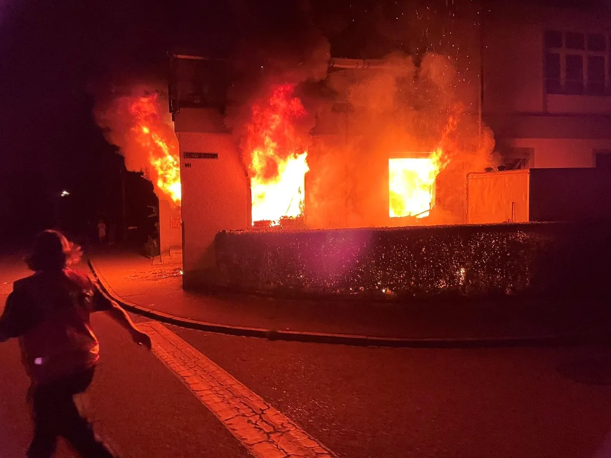 2220619_wetzikon-1655627211506 Beim türkischen Kulturverein in Wetzikon brach in der Nacht auf Sonntag ein Feuer aus., Am Sonntagmorgen sah es vor Ort so aus., Die Löscharbeiten dauerten rund zwei Stunden.
