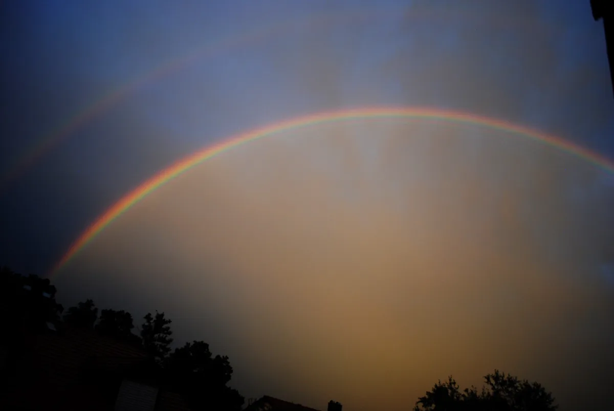Regenbogen nach Abschluss des Gewitters kurz nach 21 Uhr., Das Gewitter hatte vor allem viel Regen im Gepäck., Heftige Windböen waren auch dabei., Der Starkregen prasselte so richtig herunter., Nach einer Stunde war der Spuk wieder vorbei. Blick Richtung Forch., Als ob der Himmel brennt: Nach dem Gewitter herrschte eine fantastische Abendstimmung.