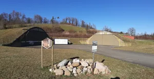 steinhaufen Manchmal braucht es gar nicht viel: ein simpler Steinhaufen und ein Bienenhotel neben dem Flugplatz.