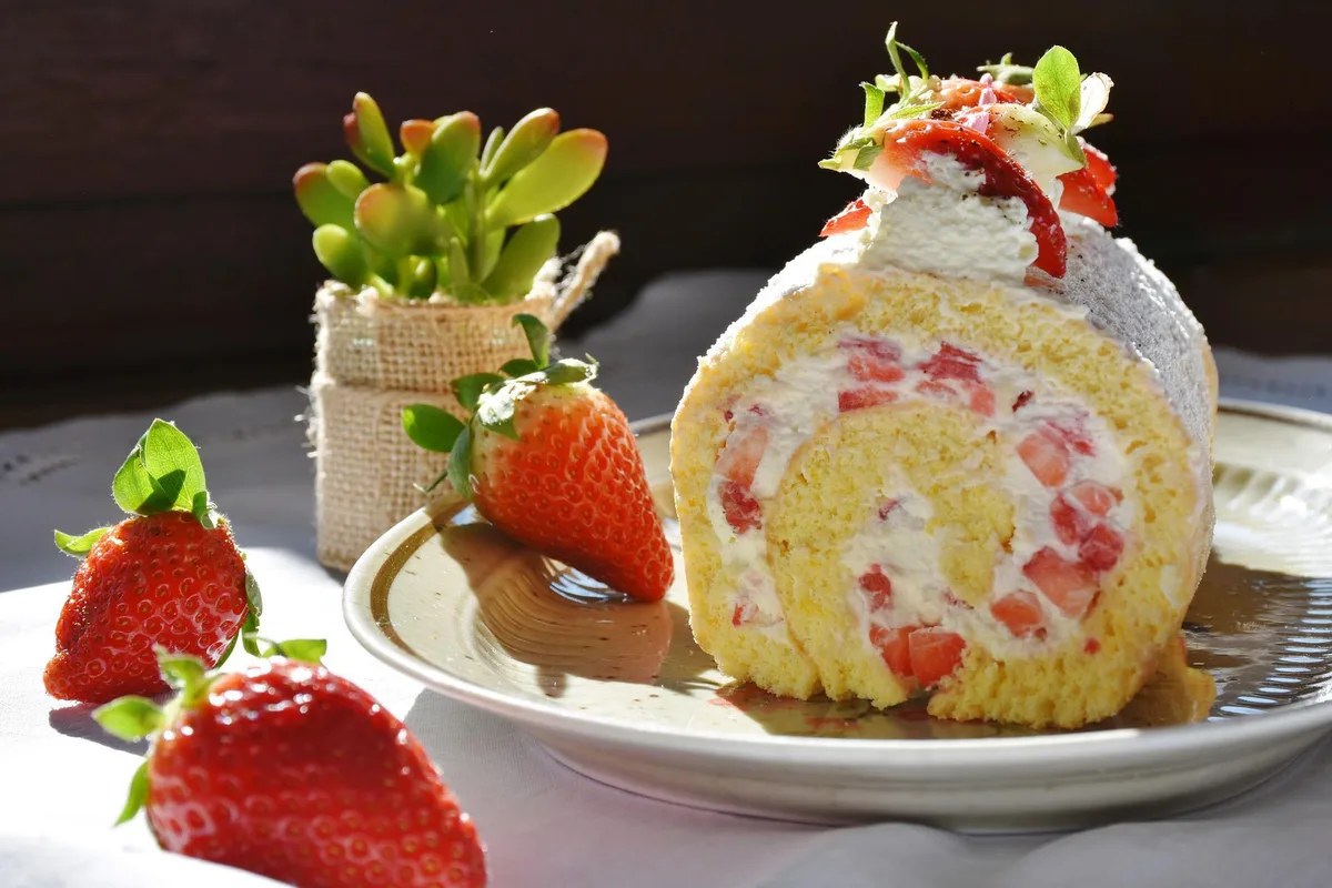 Erdbeerroulade eignet sich perfekt als sommerliches Dessert.