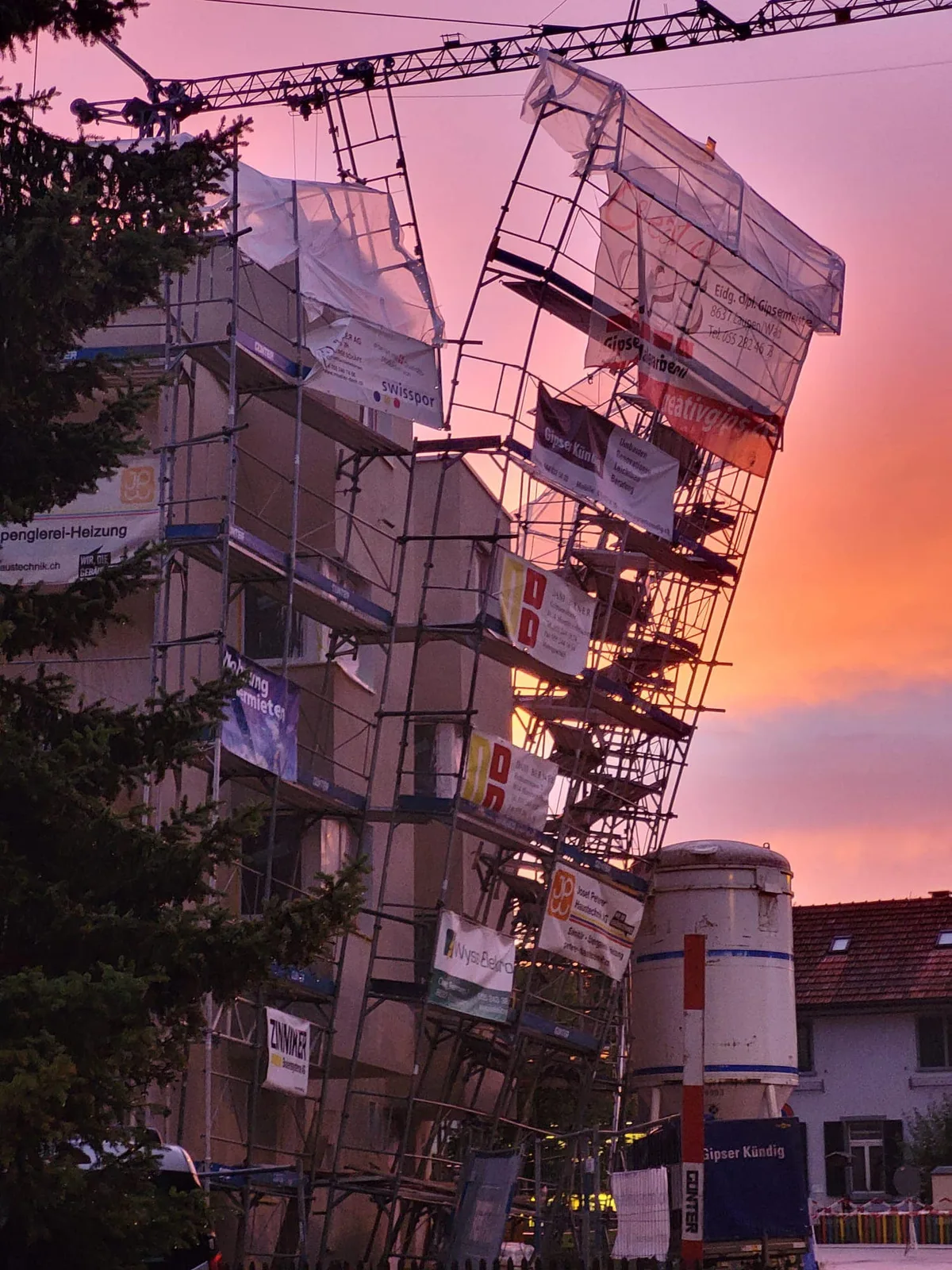 fassade Durch den Sturm hat sich sogar ein Baugerüst von einem Gebäude in Wolfhausen gelöst., Die Feuerwehr Bubikon musste mit 20 Mann zu mehreren Einsätzen ausrücken., Beim Unwetter wurden mehrere Keller wurden überschwemmt., Die Feuerwehr musste das Wasser aus den Kellern pumpen.