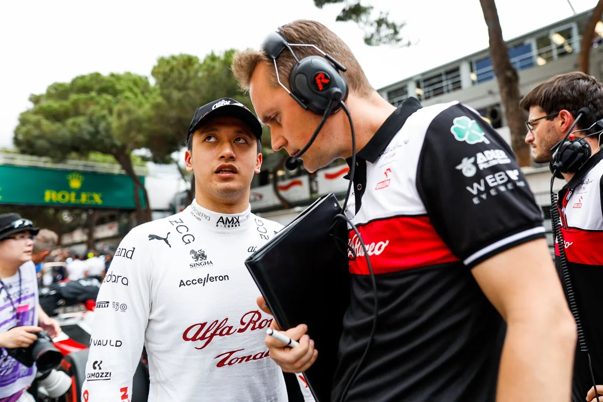 large-2022_monaco_grand_prix_-_sunday Ihren Funk hören alle mit: Sauber-Pilot Guanyu Zhou (links) und sein Renningenieur Jörn Becker.