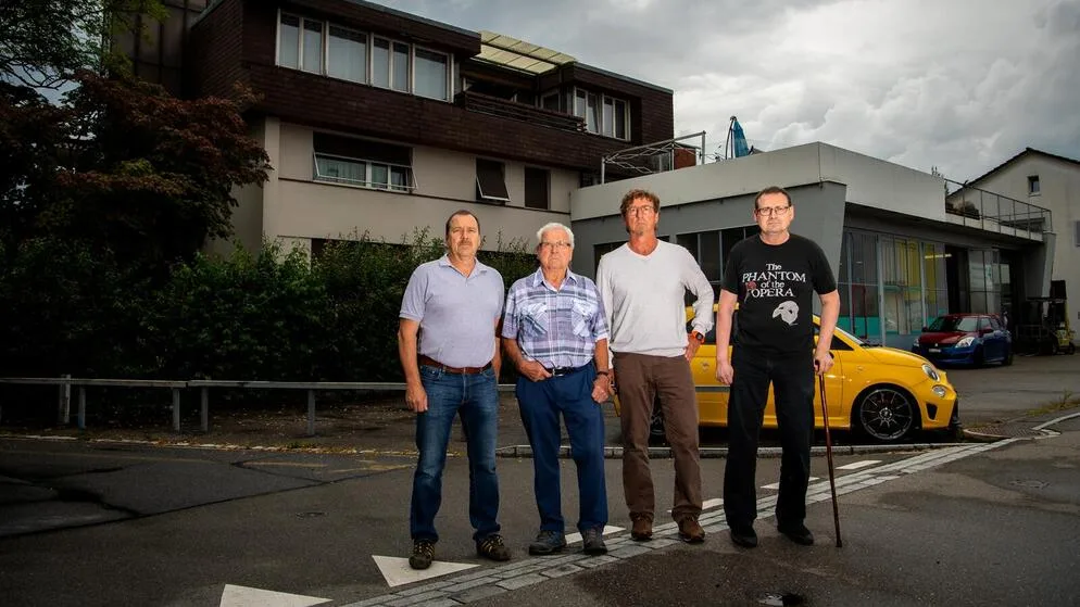 Familie Attiger vor ihrem Grundstück an der Rapperswilerstrasse. Seit dem Jahr 2000 ist es durch einen Quartierplan blockiert.