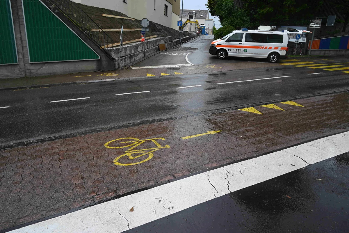 Eine Tafel gerammt: In Rapperswil kam es am Mittwochabend zu einem Unfall. (Bild: zvg/Kantonspolizei St. Gallen)