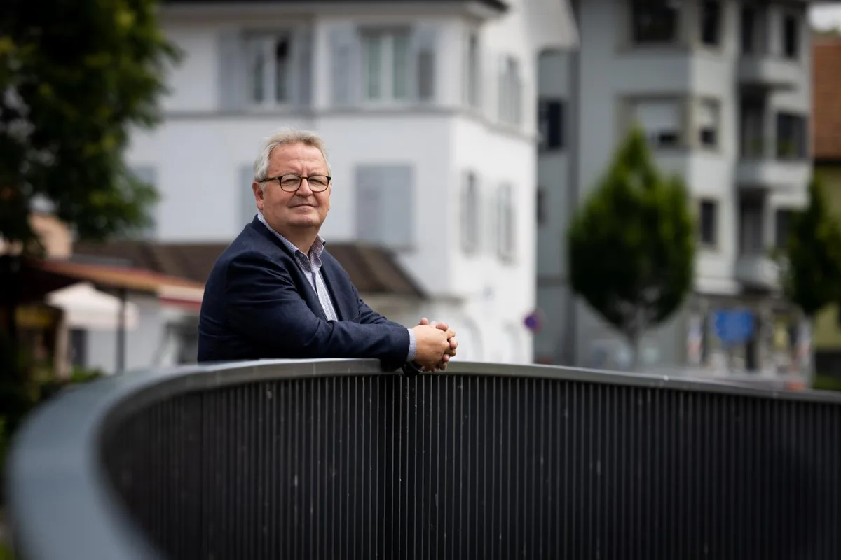 Jürgen Besmer auf der Glattbrücke bei der Bahnhofstrasse., Spatenstiche gehören mit zum Anforderungsprofil eines Tiefbauvorstands: Hier für das Mehrzweckgebäude Speicher..., ...und hier für die Hochhausüberbauung Three Point im Gebiet Hochbord.