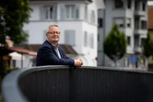 juergen-besmer-stadtrat-duebendorf-crm-12_preview Jürgen Besmer auf der Glattbrücke bei der Bahnhofstrasse., Spatenstiche gehören mit zum Anforderungsprofil eines Tiefbauvorstands: Hier für das Mehrzweckgebäude Speicher..., ...und hier für die Hochhausüberbauung Three Point im Gebiet Hochbord.