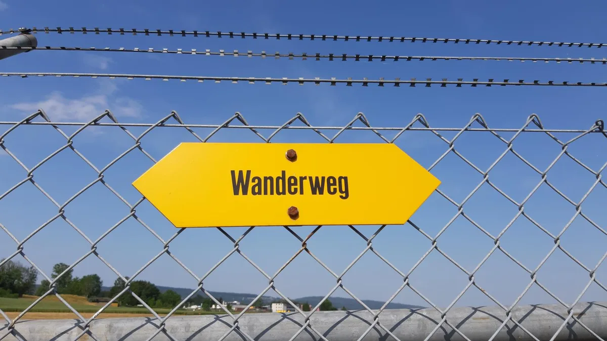Natürlich gibt es idyllischere Wanderwege – aber für einen echten Dübendorfer ist ein bisschen Stacheldraht kein Hindernis.